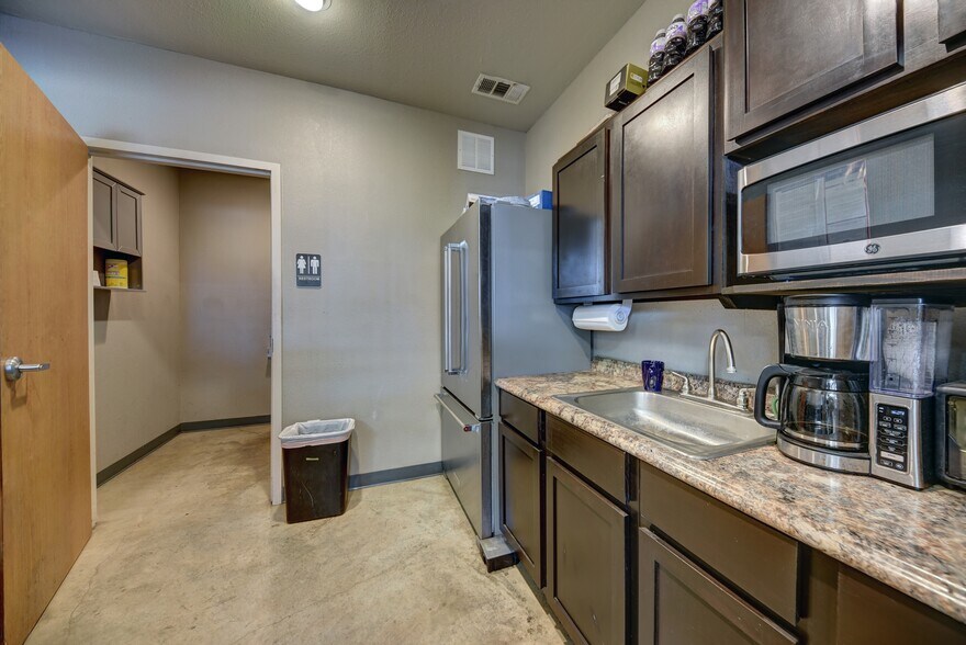 More Photos Of 2770 Osborn Ln, Bryan Showroom For Sale