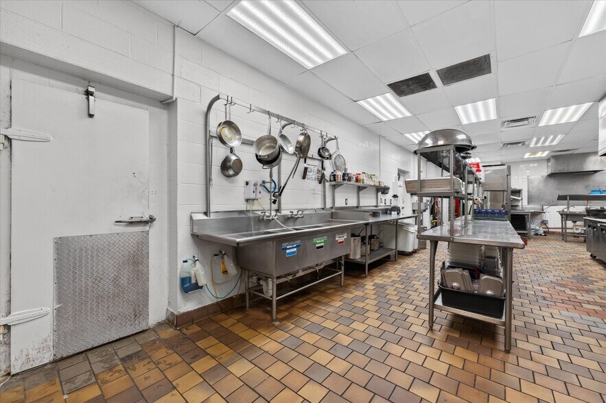 More Photos Of 4000 Fort Campbell Blvd, Hopkinsville Restaurant For Sale