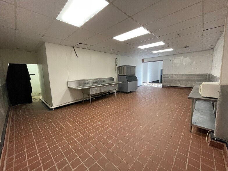 More Photos Of 134 Elm St, Anniston Freestanding For Lease