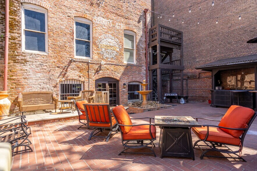 More Photos Of 910 2nd St, Sacramento Bar For Sale