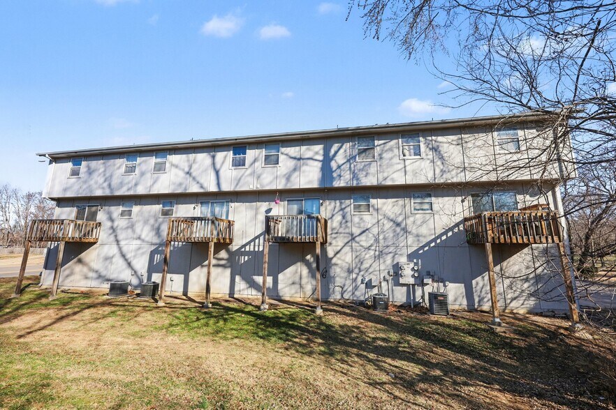 More Photos Of 209 SW Pryor Rd, Lee's Summit Multifamily For Sale