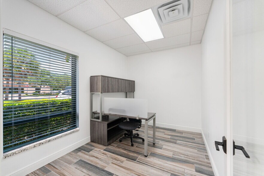 More Photos Of 3911 Golf Park Loop, Bradenton Office For Lease