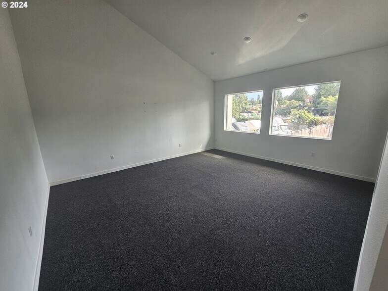 More Photos Of 5833 NE Portland Hwy, Portland Flex For Sale