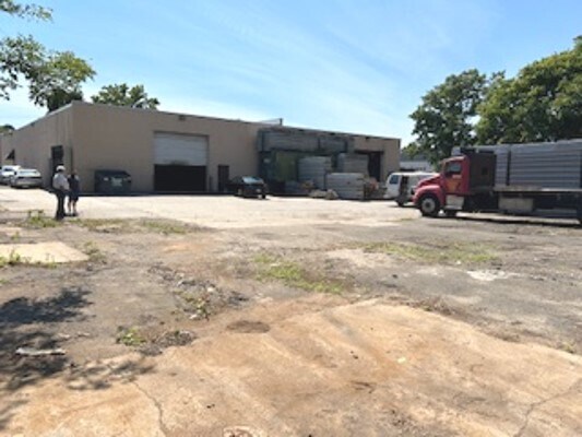 More Photos Of 375 Wyandanch Ave, North Babylon Warehouse For Lease