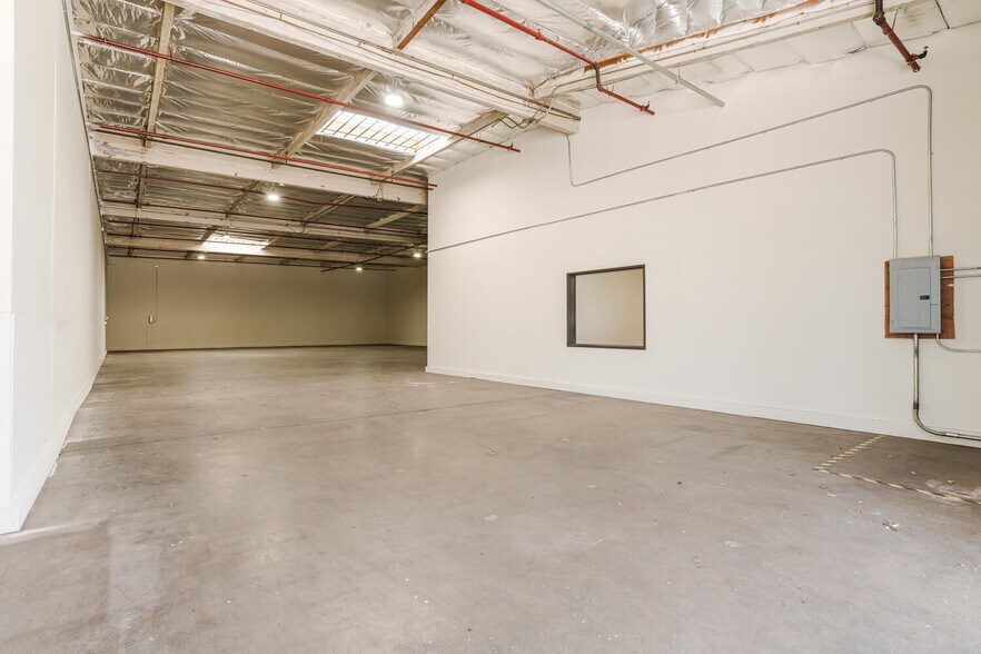 More Photos Of 12701 Van Nuys Blvd, Pacoima Warehouse For Lease