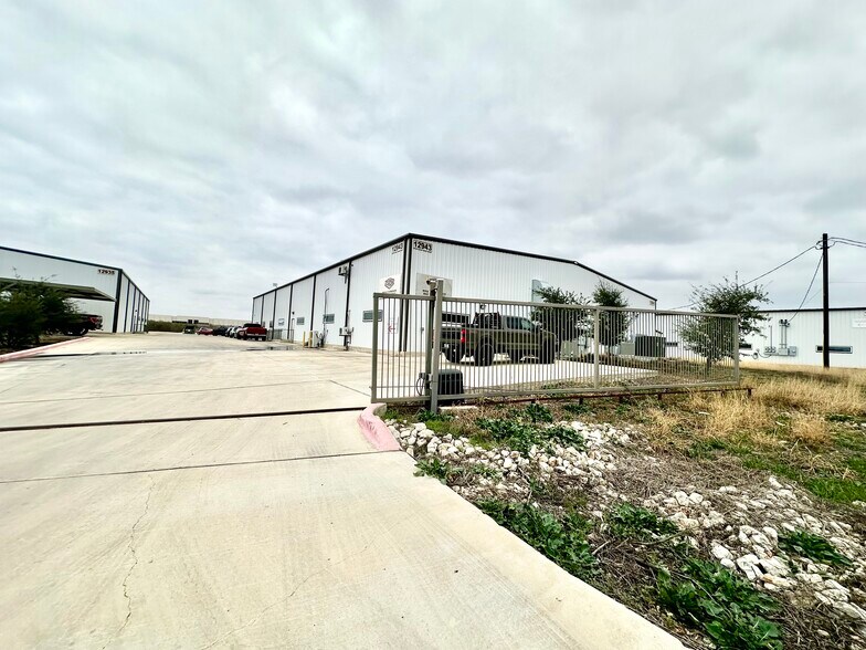 More Photos Of 12943 Wright Rd, Buda Warehouse For Lease