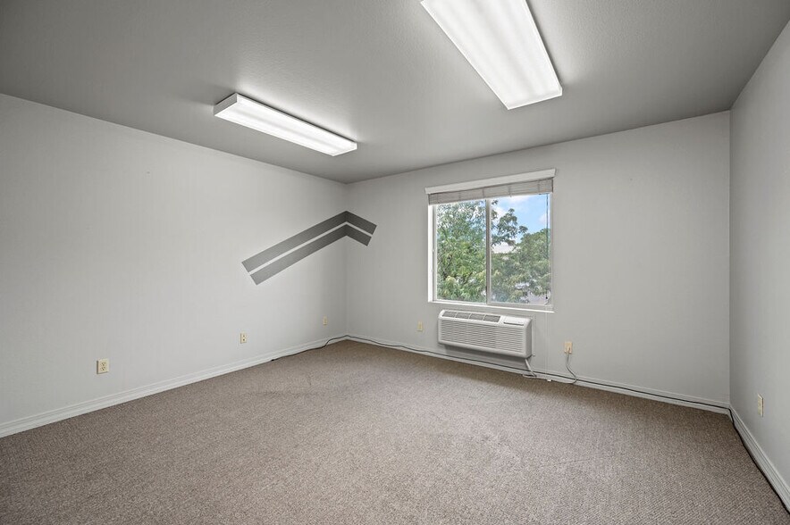 More Photos Of 560 S Commercial Dr, Grand Junction Light Distribution For Lease