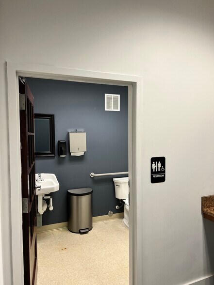 More Photos Of 10624 Metromont Pky, Charlotte Showroom For Sale