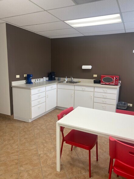 More Photos Of 960 Rand Rd, Des Plaines Office For Lease