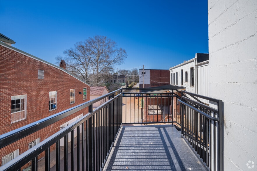 More Photos Of 1 W Main St, Buford Storefront For Lease