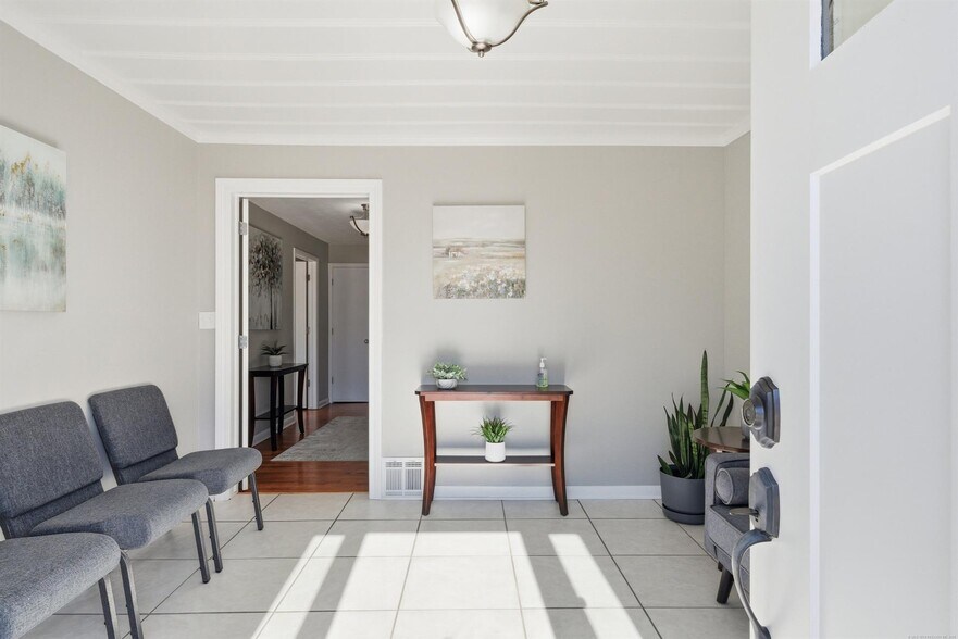 More Photos Of 1718 W Broadway St, Collinsville Office Residential For Sale