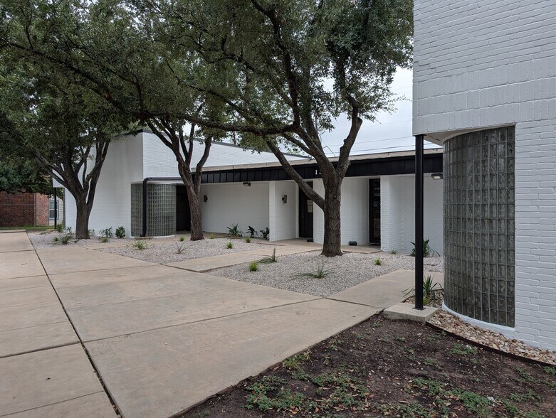 More Photos Of 1315 Sam Bass Cir, Round Rock Office For Lease
