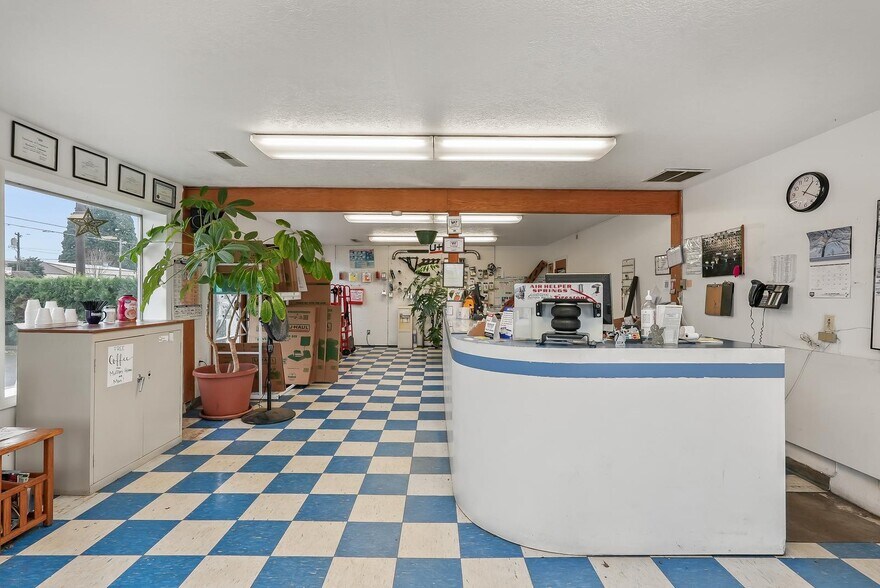 More Photos Of 555 N Pacific Hwy, Woodburn Auto Repair For Sale