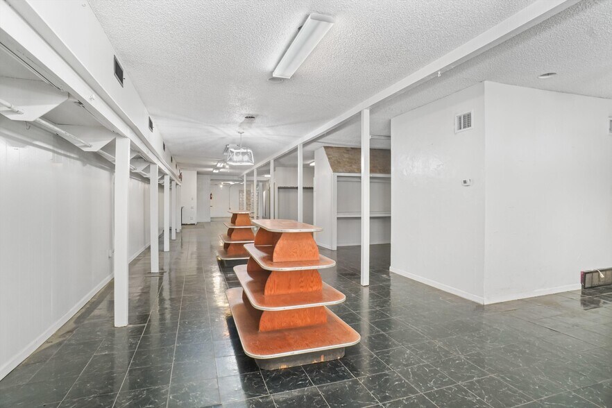 More Photos Of 914 Halsell St, Bridgeport General Retail For Sale