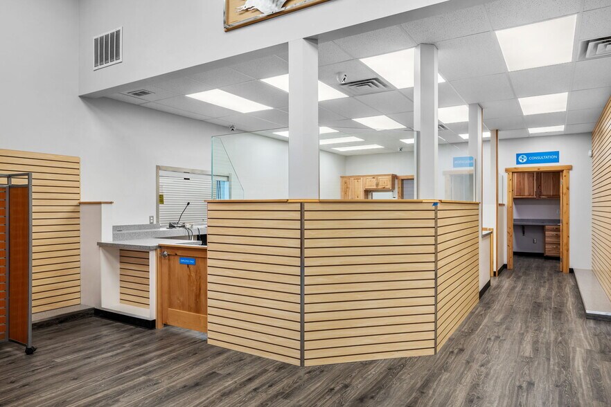 More Photos Of 639 Morgan St, Davenport Bank For Lease