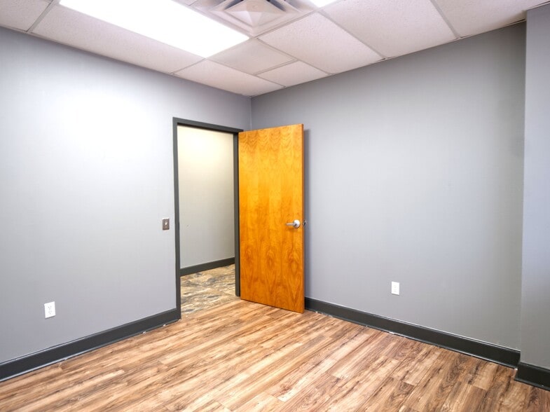 More Photos Of 402 Chairman Ct, DeBary Warehouse For Lease