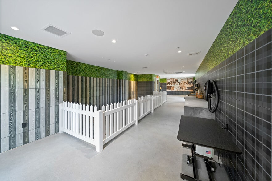 More Photos Of 585 Anton Blvd, Costa Mesa Apartments For Lease