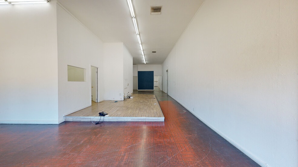 More Photos Of 13031 Montana Ave, Los Angeles Freestanding For Lease