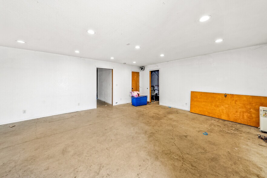 More Photos Of 1405 Antelope Rd, White City Warehouse For Sale