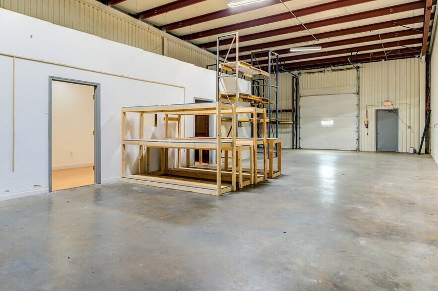 More Photos Of 617 Cepi Dr, Chesterfield Warehouse For Lease
