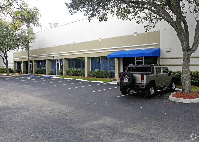 More Photos Of 3401 N 29th Ave, Hollywood Warehouse For Lease