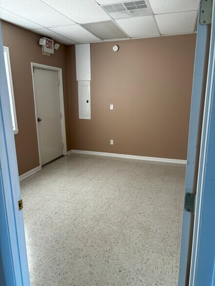 More Photos Of 301 W Main St, Union General Retail For Lease