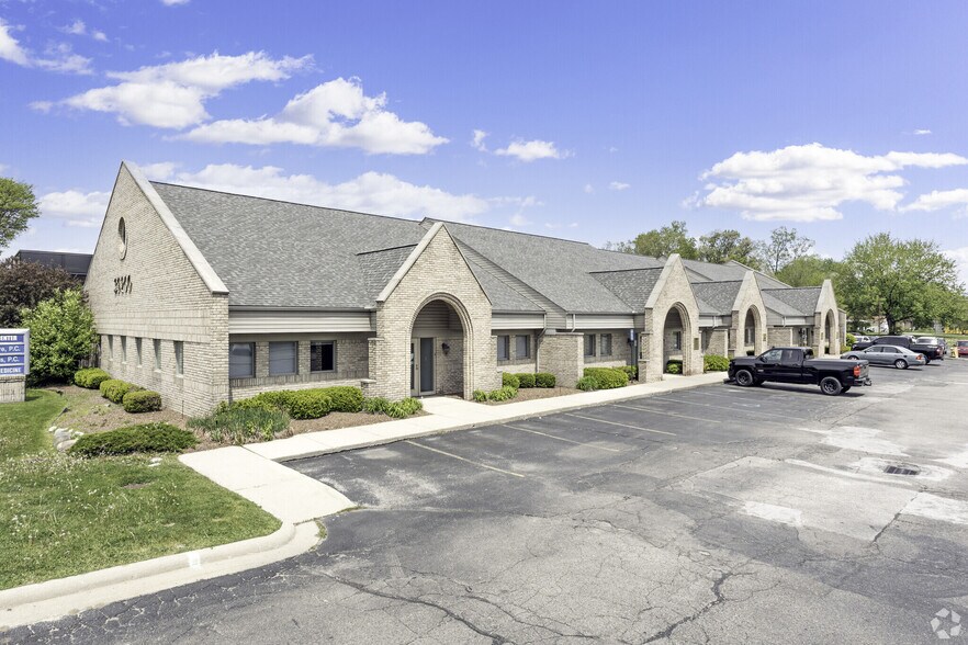 Primary Photo Of 39200 Garfield Rd, Clinton Township Medical For Lease