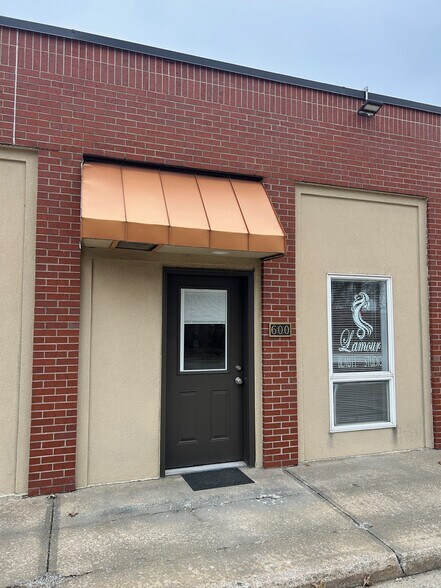 More Photos Of 1201 W College St, Liberty Office For Lease