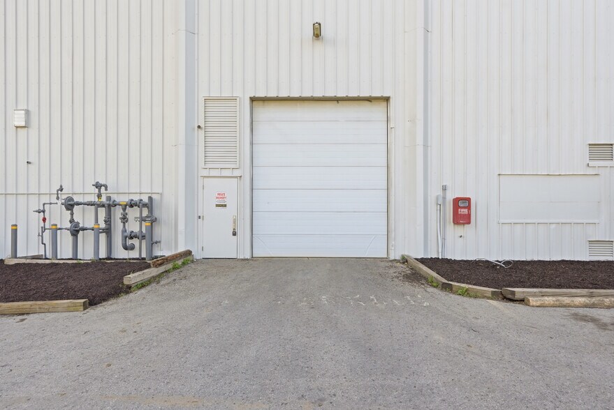 More Photos Of 6040 Progress St, Niagara Falls Warehouse For Lease
