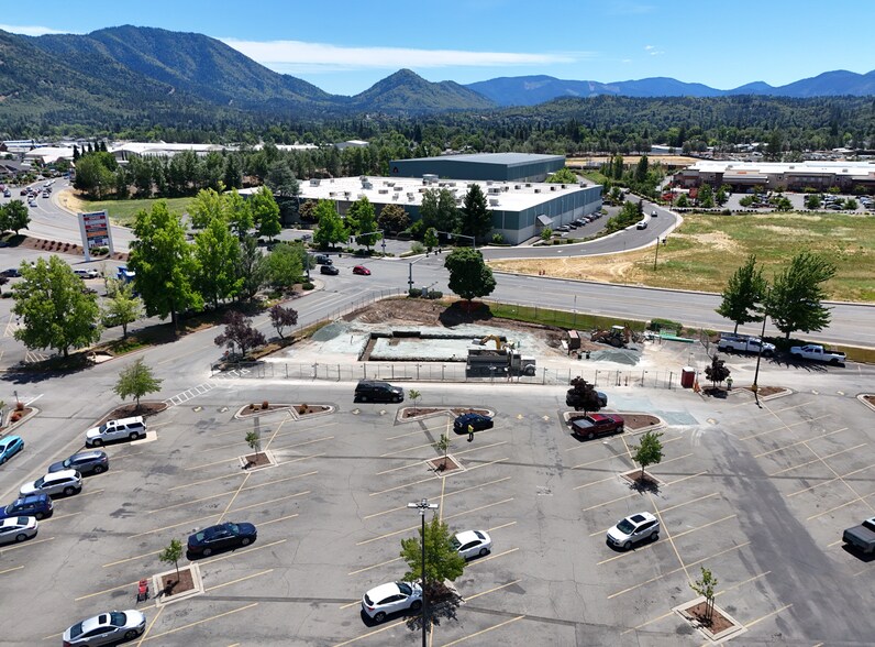 More Photos Of 1000 NE E St, Grants Pass Bank For Sale