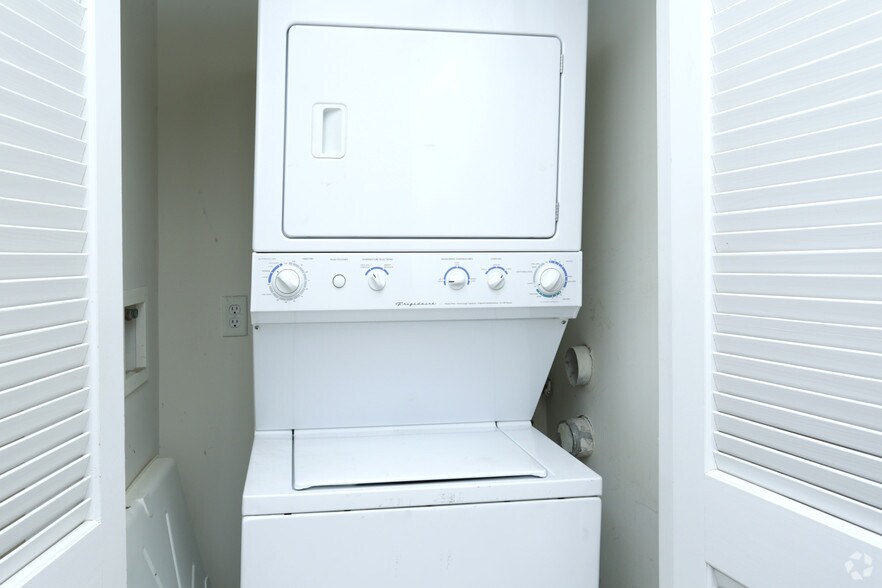 More Photos Of 415-419 Cedar Bridge Ave, Lakewood Apartments For Lease