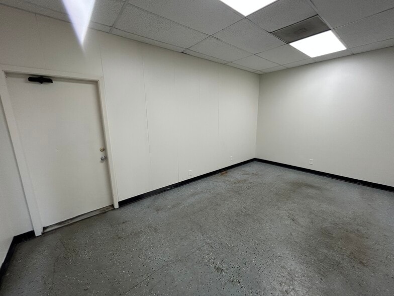 More Photos Of 1818 Sherwood Forest St, Houston Warehouse For Lease