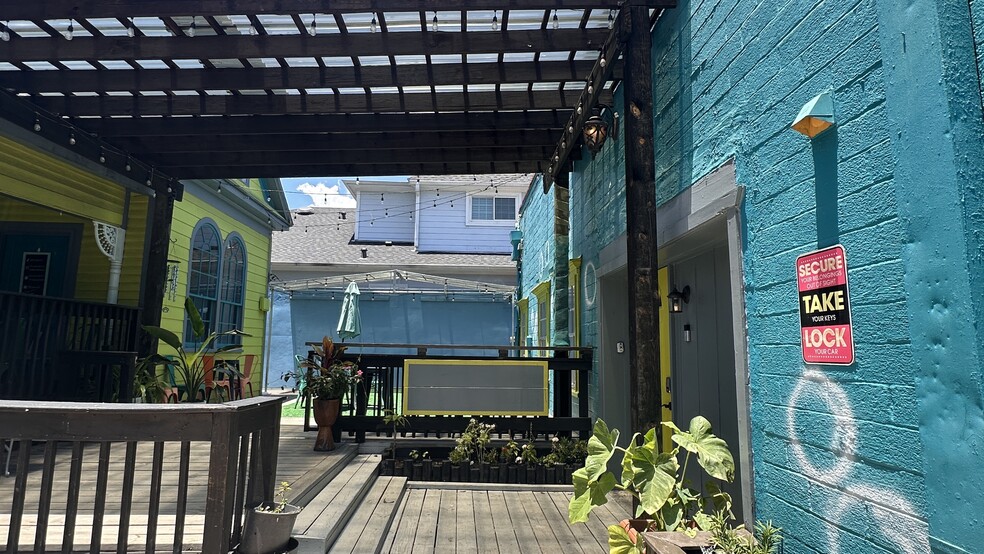 More Photos Of 508 Pecore St, Houston Freestanding For Lease