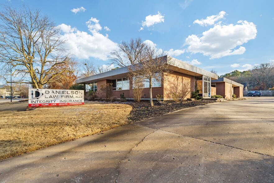 Primary Photo Of 909 E Rolling Hills Dr, Fayetteville Office For Lease