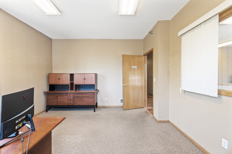 More Photos Of 8557 Wyoming Ave N, Brooklyn Park Light Distribution For Sale