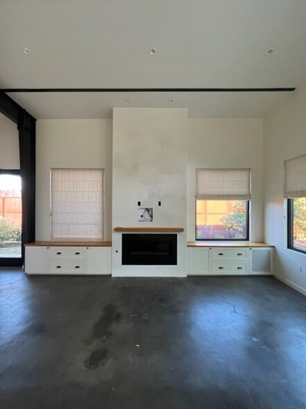More Photos Of 4780 Iberia Ave, Dallas Showroom For Sale