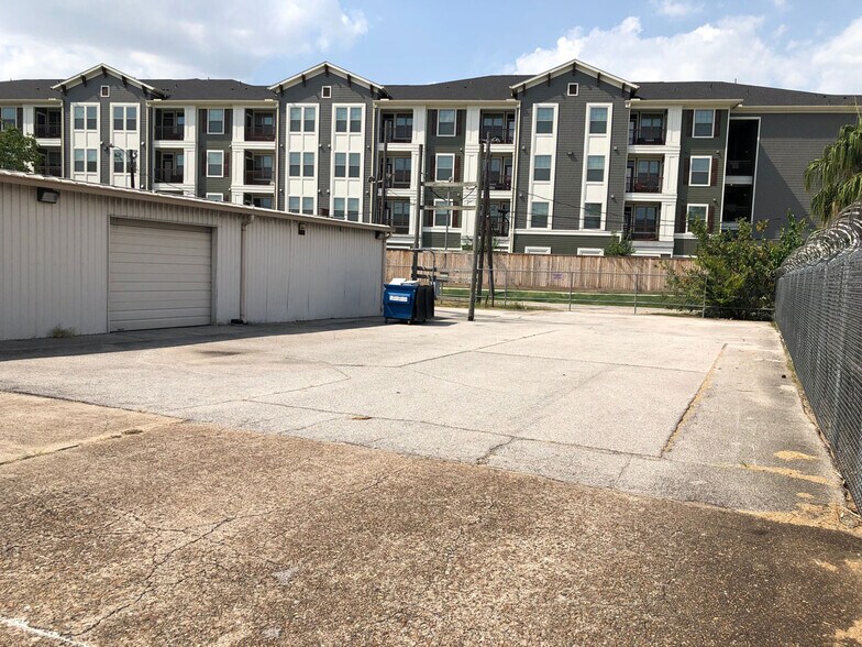 More Photos Of 3433 I-45, Houston Freestanding For Lease