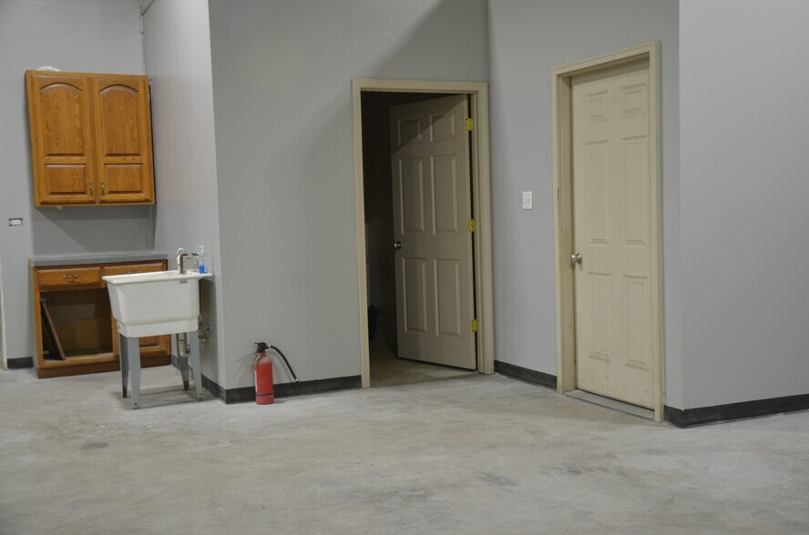 More Photos Of 181 Wolf St, Yorkville Warehouse For Sale