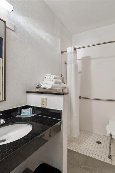 More Photos Of 2400 W Sam Houston Pky S, Houston Hotel For Sale