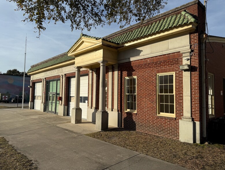 More Photos Of 6 W Henry St, Savannah Freestanding For Sale