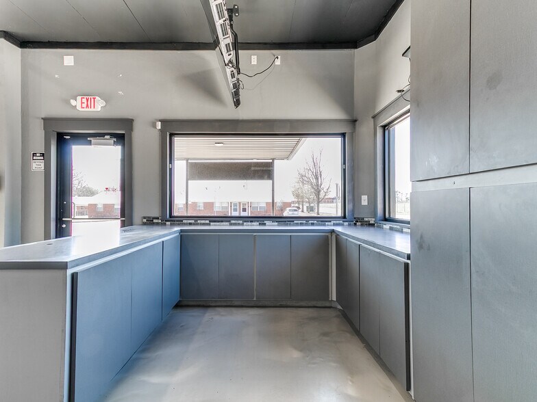 More Photos Of 504 Stinson St, Norman Convenience Store For Sale