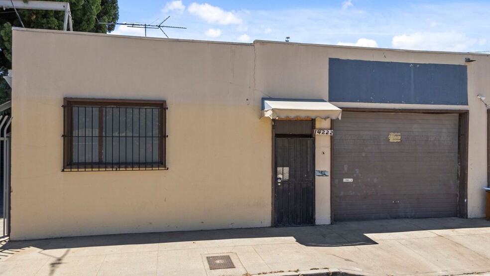 More Photos Of 14222-14226 Aetna St, Van Nuys Warehouse For Lease