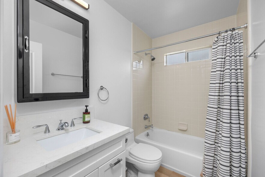 More Photos Of 1817 Euclid St, Santa Monica Apartments For Sale