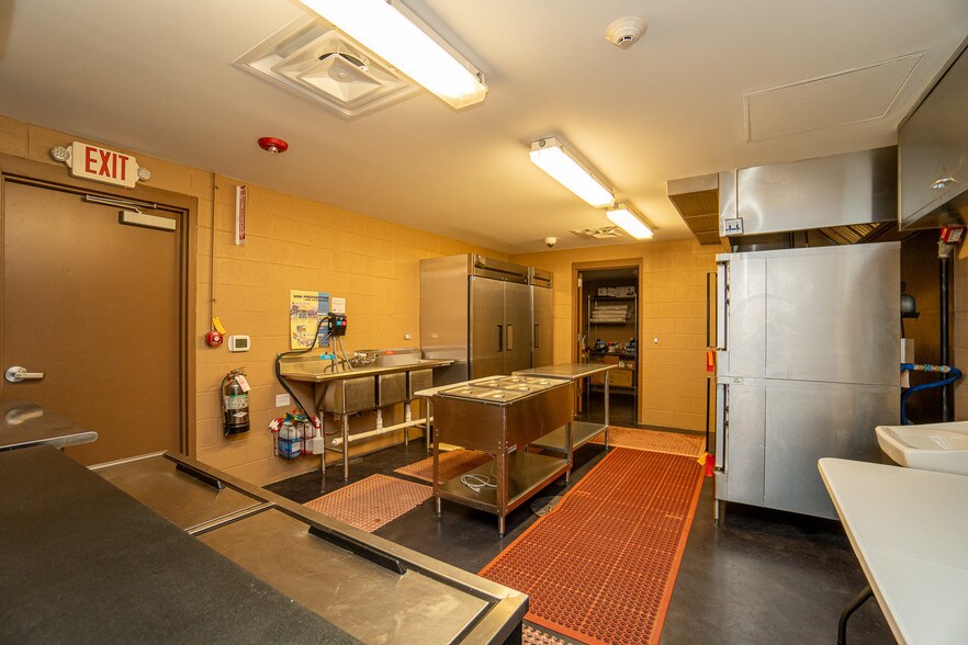 More Photos Of 7044 Interstate 10, Sealy Distribution For Sale