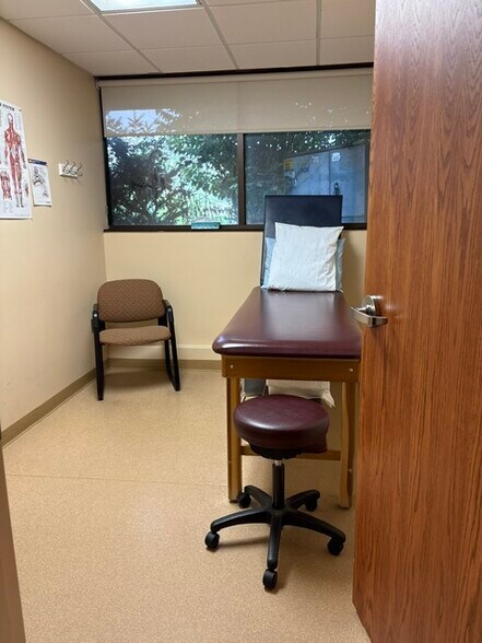 More Photos Of 2501 Cumberland Dr, Valparaiso Medical For Sale