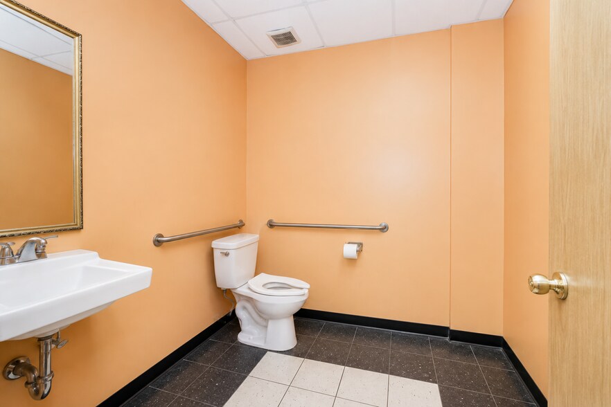 More Photos Of 4255-4285 Amboy Rd, Staten Island General Retail For Lease