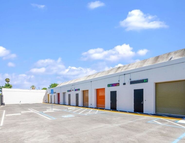 More Photos Of 7050 Deering Ave, Canoga Park Warehouse For Lease