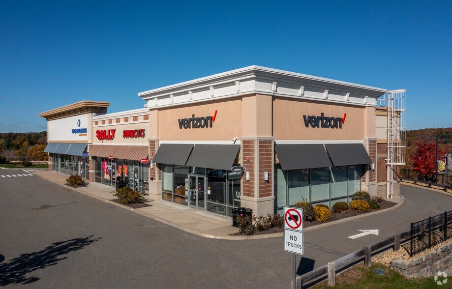 More Photos Of 1 Highland Cmn W, Hudson Unknown For Lease