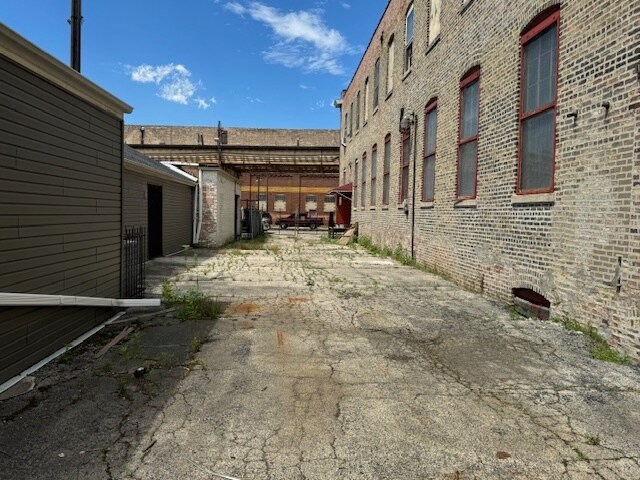 More Photos Of 5039-5045 W Lake St, Chicago Manufacturing For Lease