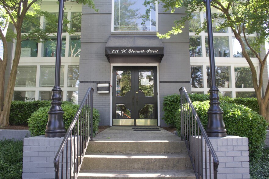 More Photos Of 217 & 221 W 11th St, Charlotte Office For Sale